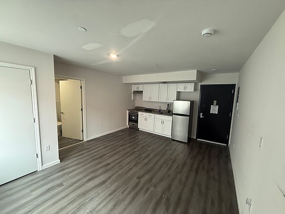3rd image of 831 Forest Ave #2C