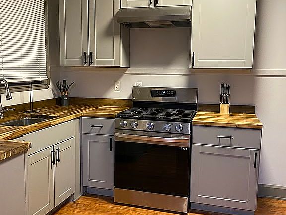 4th image of 410 E 38th St