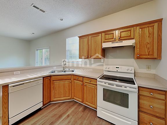 4th image of 5202 Carriage Woods Dr