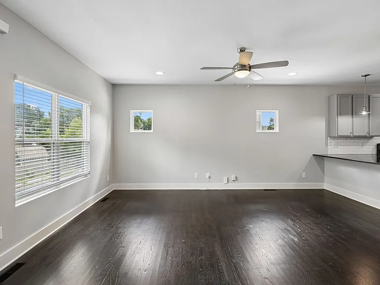 906 Smiley St — Photo 11