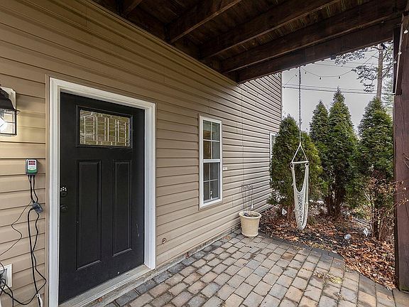 2nd image of 605 Lakeview Dr