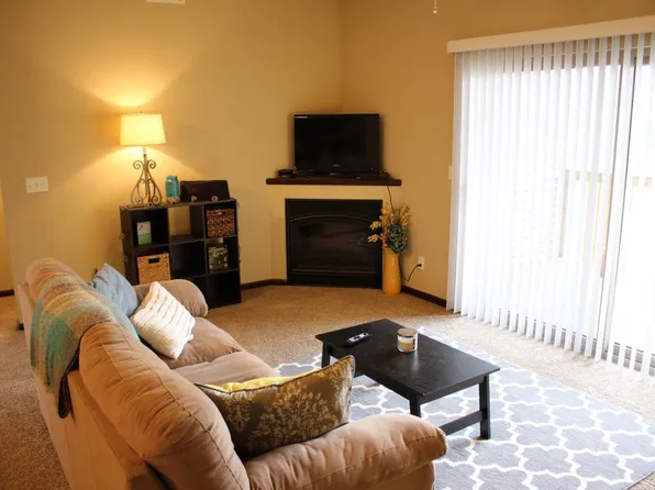 3735 Ravenwood Cir, Waterloo, IA 50702