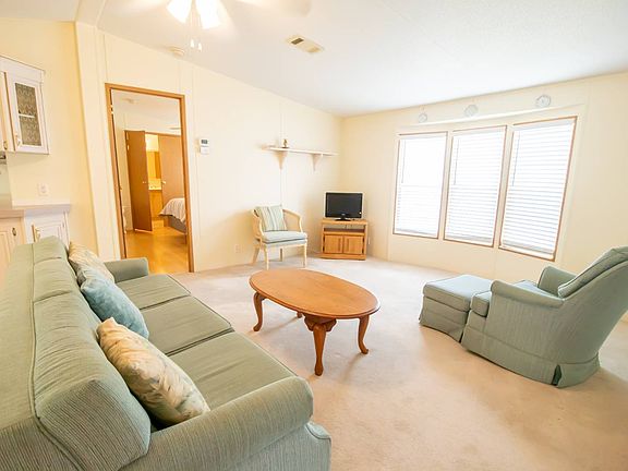 3rd image of 122 Winterdale Dr
