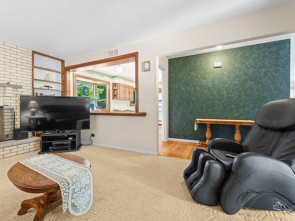 5th image of 137 N Clark Dr