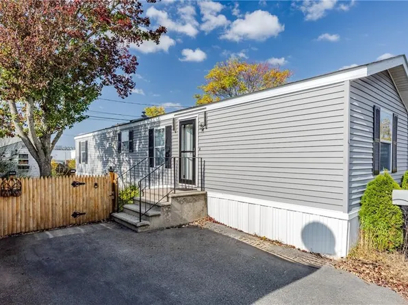 47 East Dr, Rumford, RI 02916