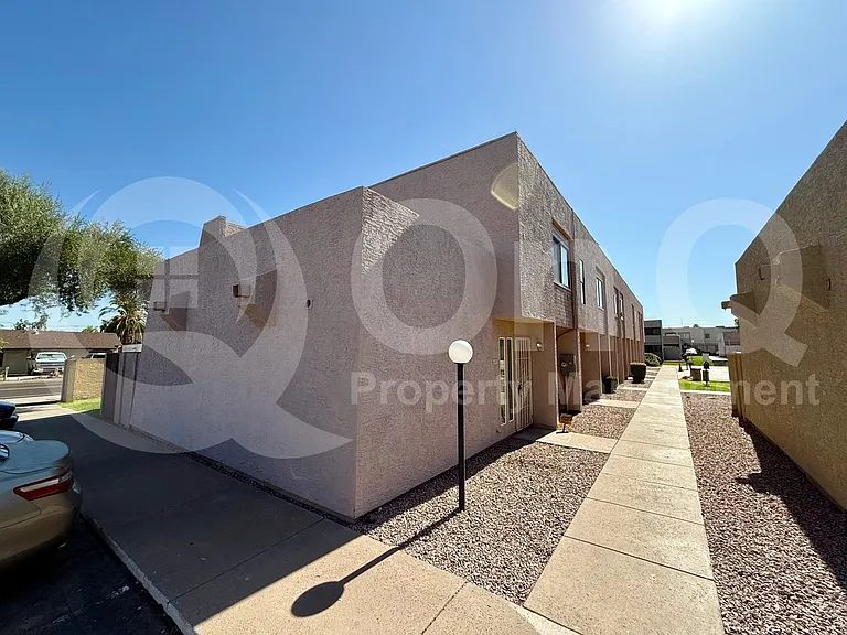 637 W 13th St — Photo 2