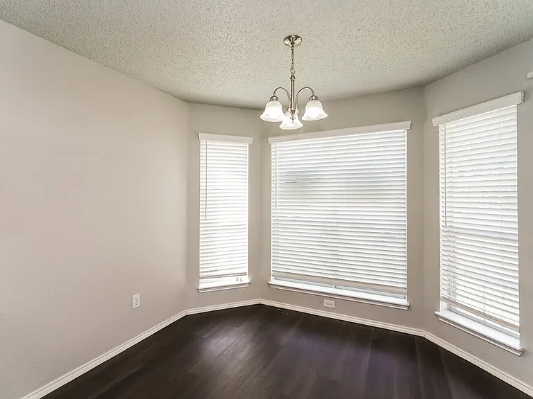 1121 Sandalwood Dr — Photo 7