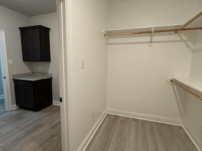 404 Sparrowhawk St — Photo 34