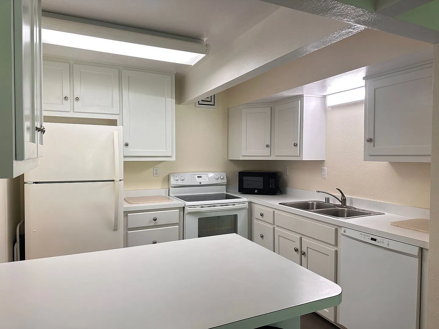 Pacific Heights Townhomes - Two-Bedroom Townhome with Central AC — Photo 4