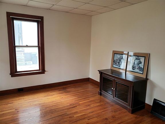 4th image of 106 S Washington St
