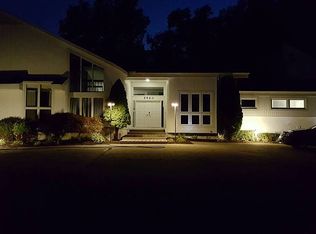 5960 Naneva Ct, West Bloomfield, MI 48322