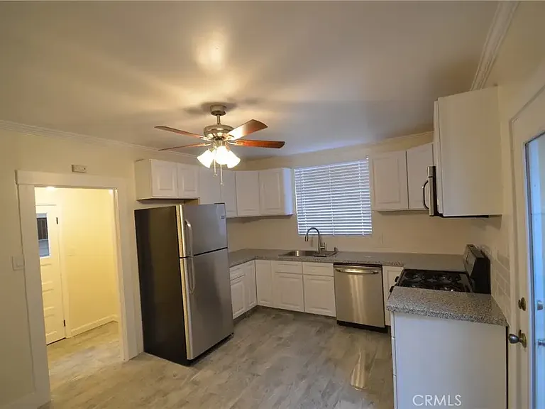1025 Gladys Ave — Photo 1