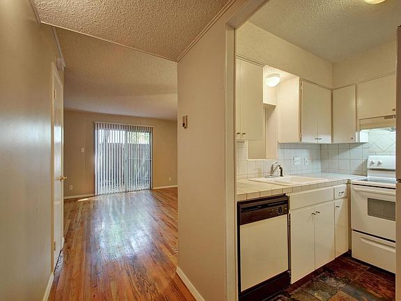 3rd image of 2122 Hancock Dr APT 117
