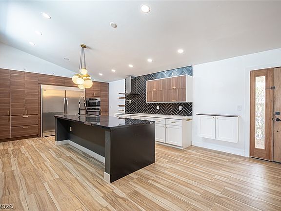 5th image of 330 E Country Club Dr