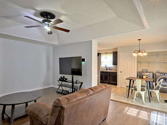 5th image of 441 Bluff Dr