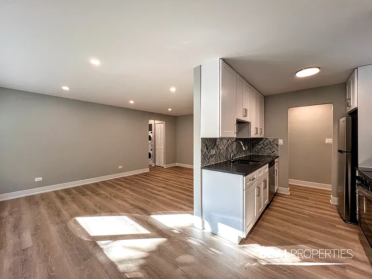 452 W Oakdale — Photo 78