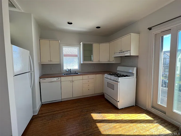 445 W Walnut St #UPPER — Photo 2