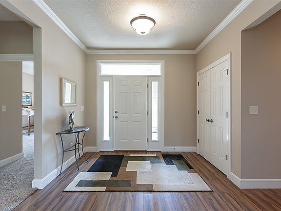 3rd image of 813 Red Robin Dr