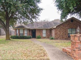 225 Crescent Dr, Hewitt, TX 76643