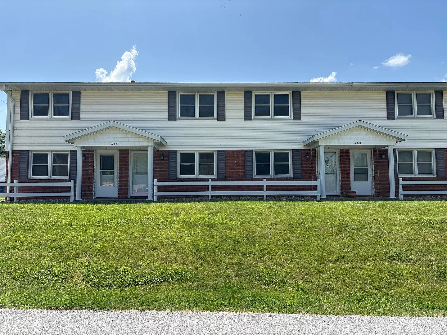 2 Bedroom, 1 Bath Townhouse in LeClaire, IA — Photo 1