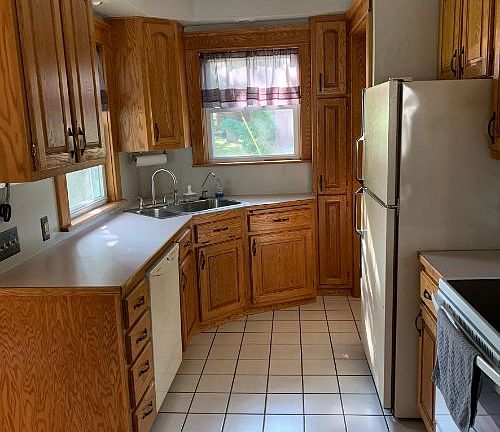 5th image of 214 W Pleasant St