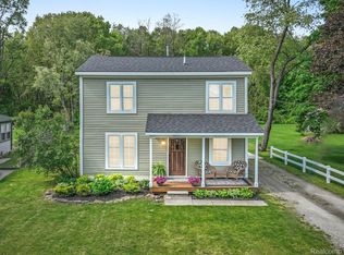 8919 Gittins St, Commerce Township, MI 48382