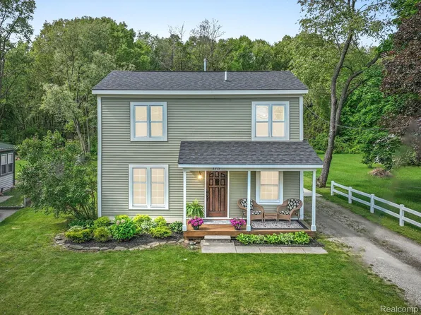8919 Gittins St, Commerce Township, MI 48382