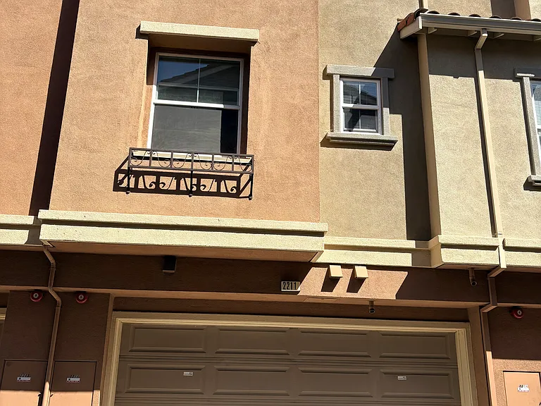 2211 Beech Cir — Photo 2