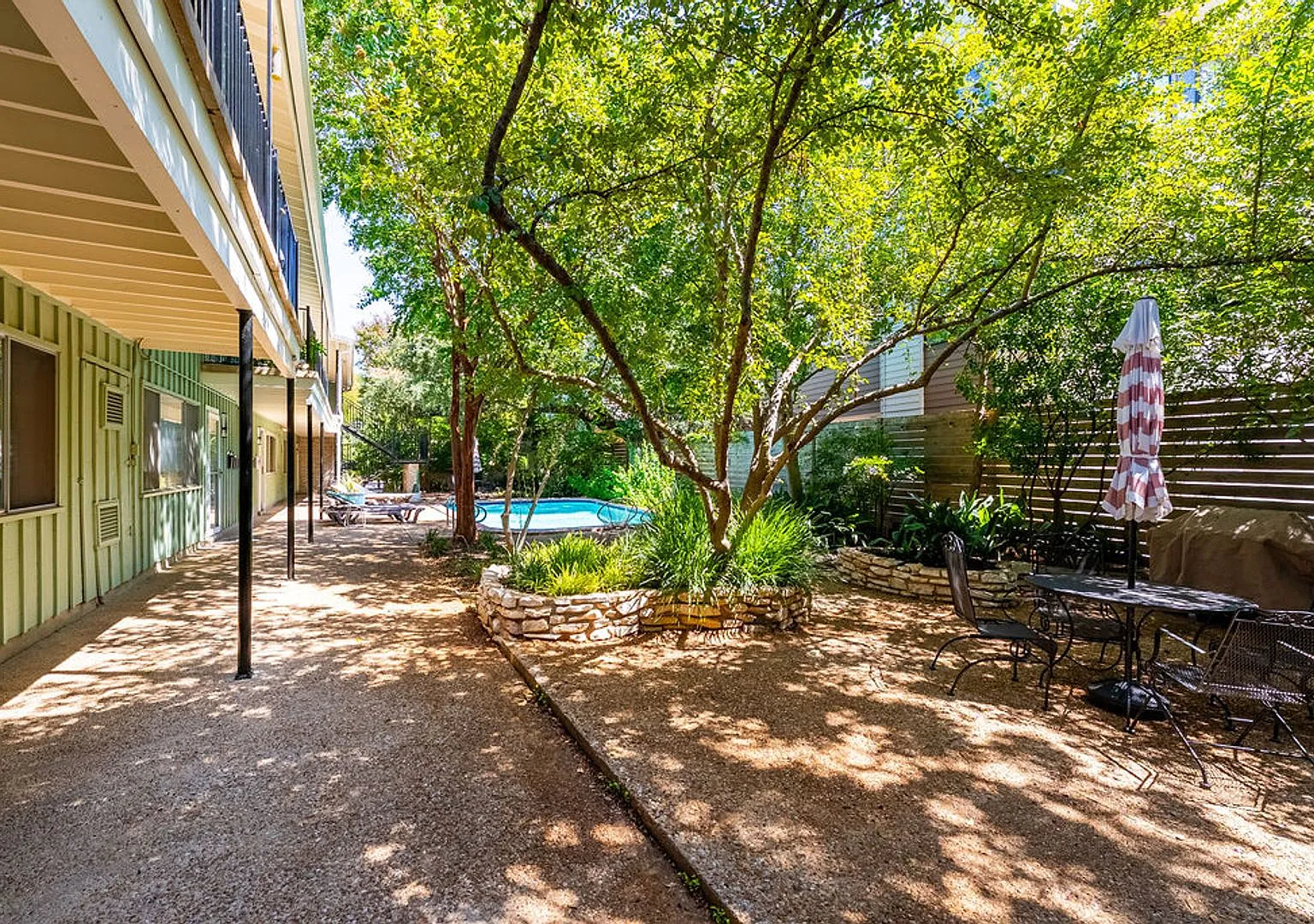 Beautiful 2 bedroom, 2 bathroom unit in West Austin — Photo 4