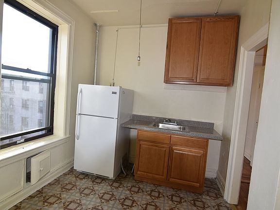 3rd image of 1142 42nd St APT 4C