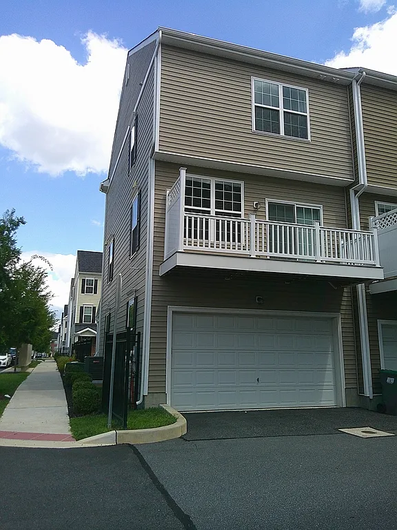 3 bed, 2.5 bath, 1915 sqft, $2,900 — Photo 4