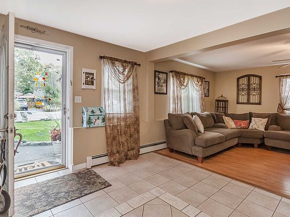 3rd image of 35A Ardmour Dr