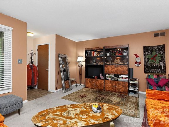 4th image of 1906 Meadowlark Ln Unit 15