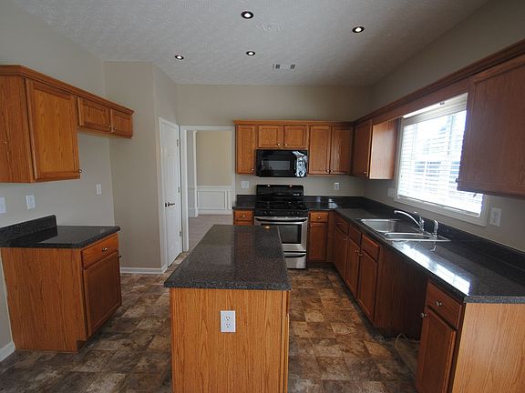 3rd image of 340 Ballyshannon Dr
