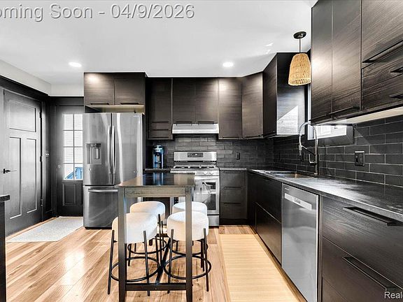 5th image of 410 Stratford Rd