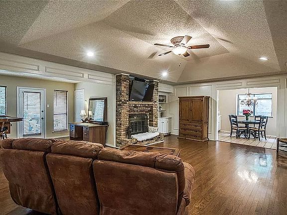 4th image of 905 Forest Trail Ct