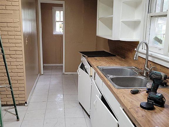 2nd image of 2028 Las Palmas Dr