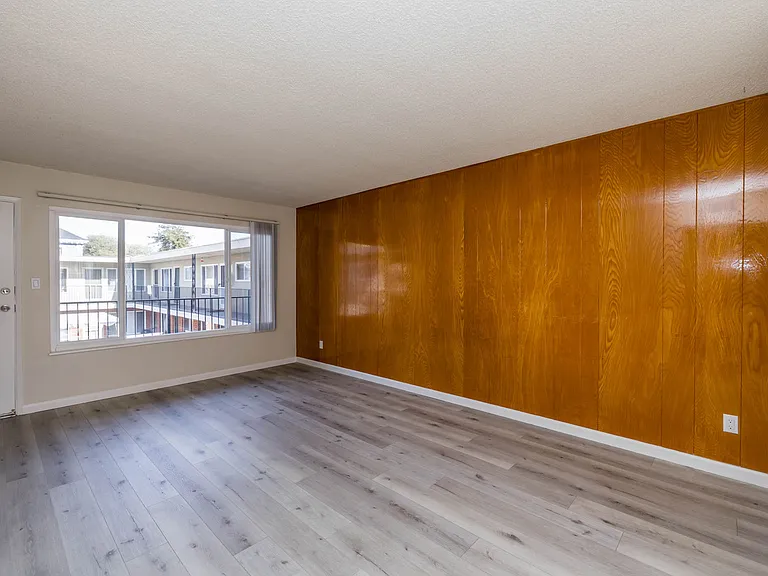 276 Adams — Photo 1