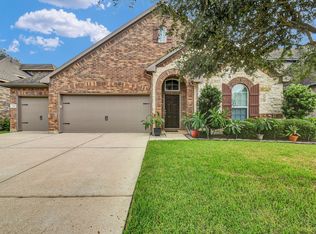 207 Timber Grove Ct, Clute, TX 77531