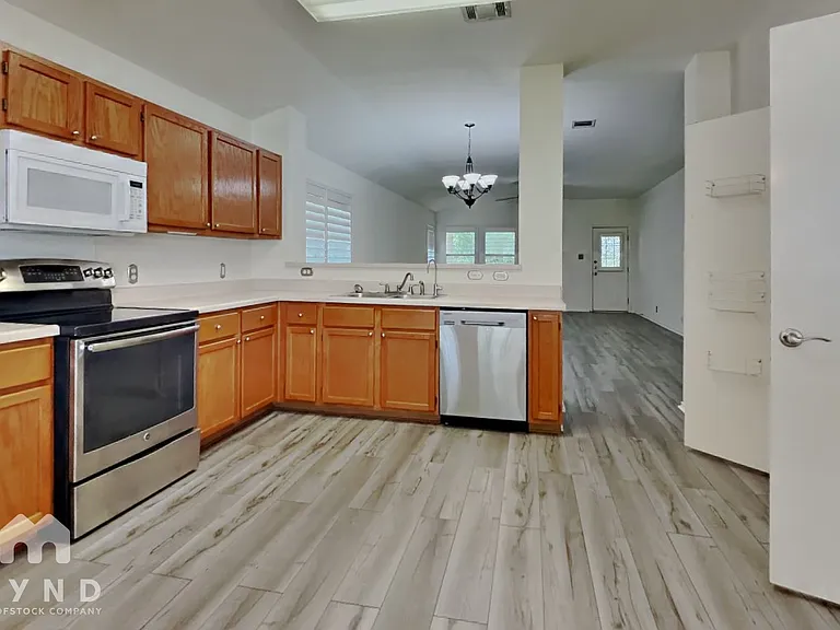 4611 Echo Lake Dr — Photo 3