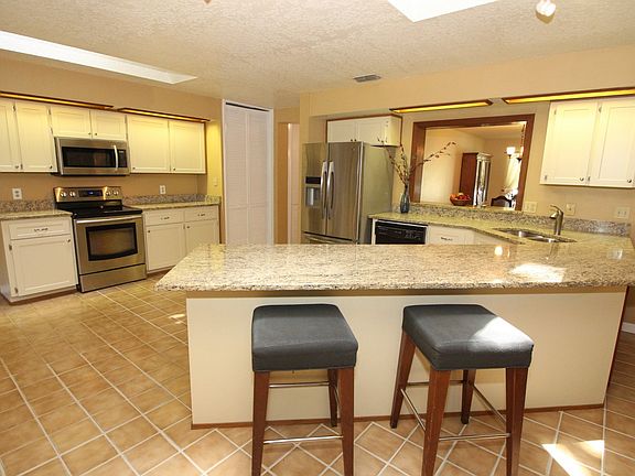 Large Updated Open Kitchen !