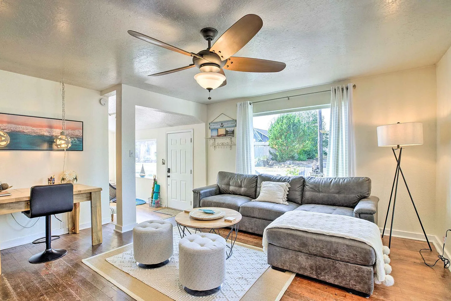 2 bed, 1.0 bath, 839 sqft, $3,097 — Photo 2