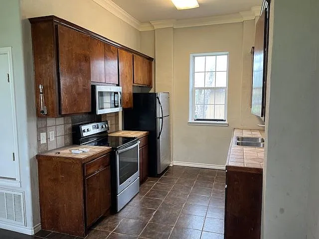181 Bradford Ln — Photo 4