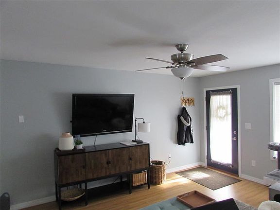4th image of 366 W Pine St