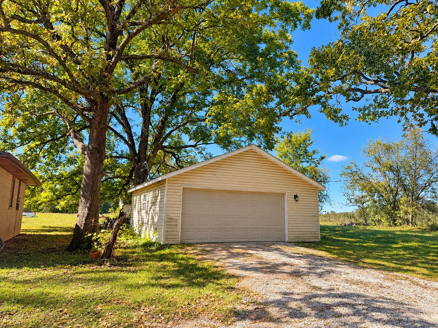 Spacious 3 Bedroom / 2 Bathroom House With Garage And Shed In Joplin Mo!! — Photo 2