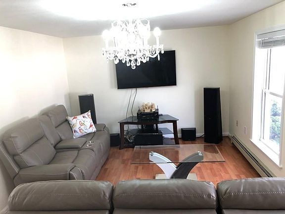 5th image of 417 Essex St