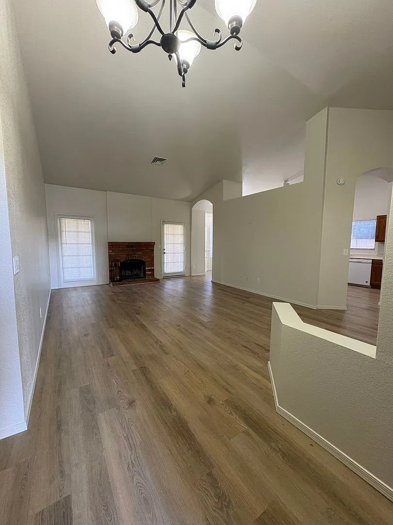 Available Now Fantastic Location - Bayview Subdivision — Photo 2