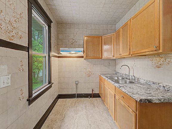 5th image of 411 N Arlington Heights Rd
