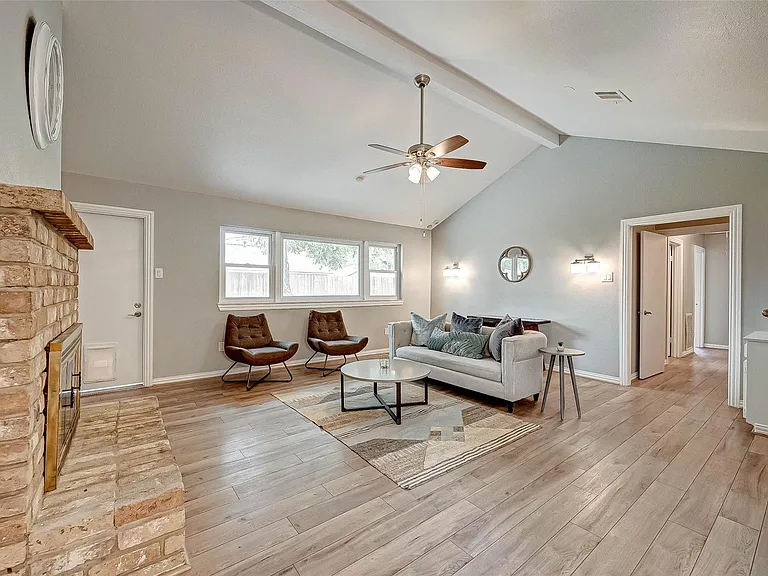 5806 Chrystell Ln — Photo 4