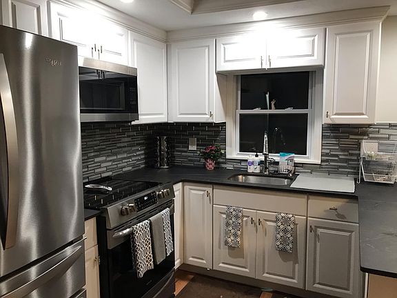 Electric convection oven. Filtered water in fridge